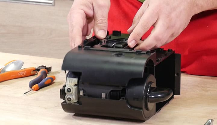 emboitez-corps-d-appareil-cafetiere-magimix