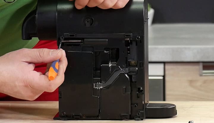 enlevez-ressort-traction-cafetiere-magimix Enlevez le ressort de traction de l'appareil