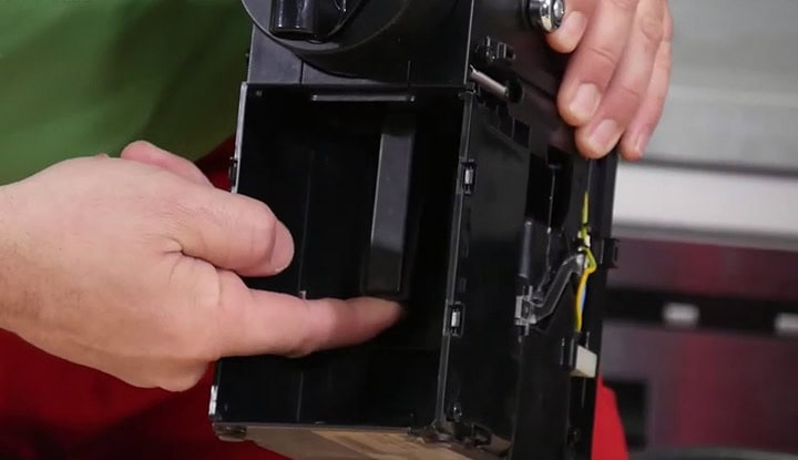 extraire-guide-eau-cafetiere-magimix Extraire le guide d'eau de la cafetière