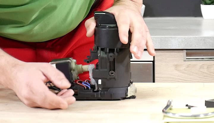 fixer-la-tete-d-ecoulement-cafetiere-magimix Fixer la tête d'écoulement