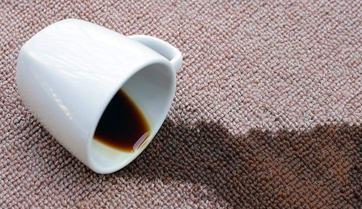 nettoyer-tache-cafe-sur-tapis Nettoyer une tache de café sur un tapis