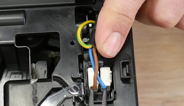 retirez-cordon-secteur-et-connecteurs-magimix Retirez le cordon de secteurs et les connecteurs de la Magimix