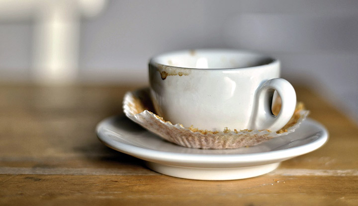 tache-cafe-vaisselle-tasse Enlever les traces de café sur la vaisselle