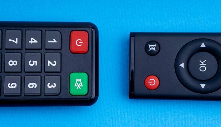 deux télécommandes face à face