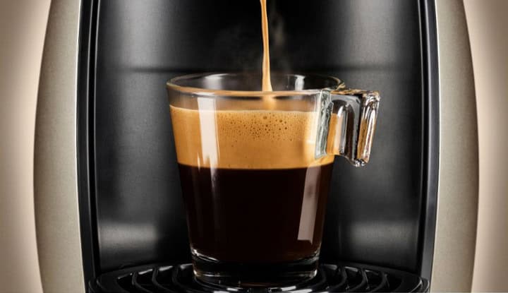 Café qui coule d'une cafetière