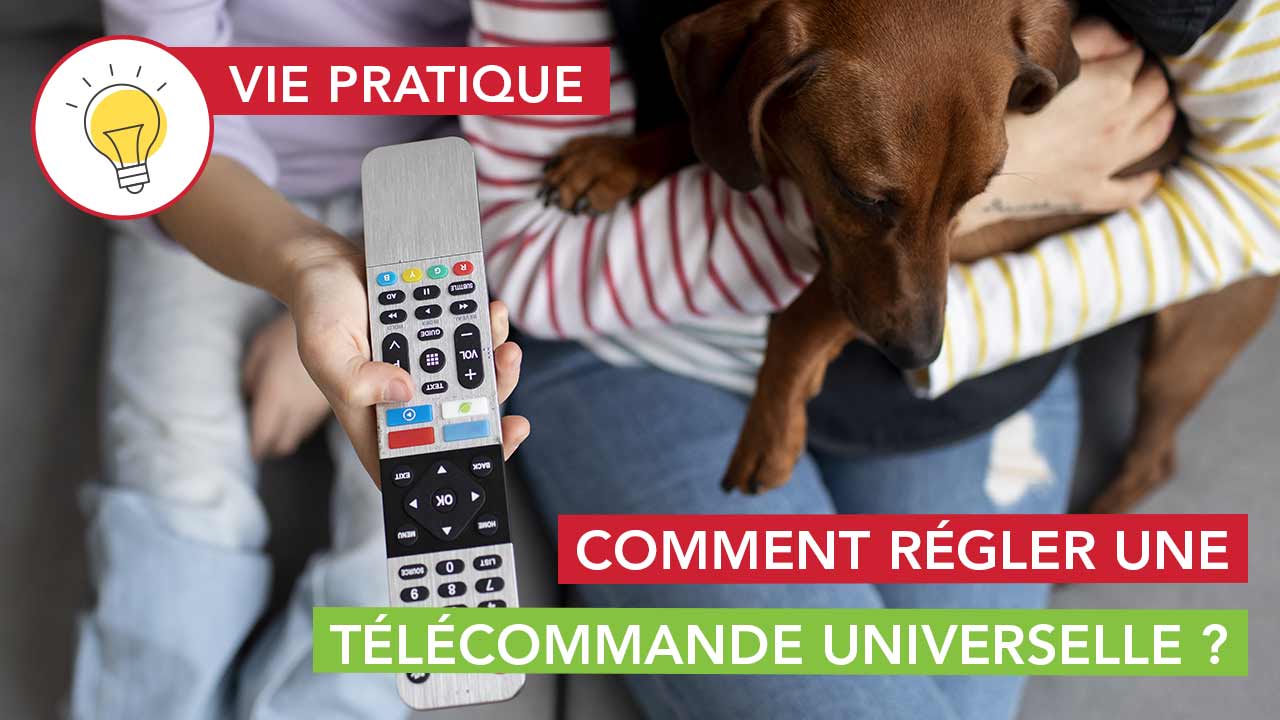 Main qui tiens une télécommande universelle