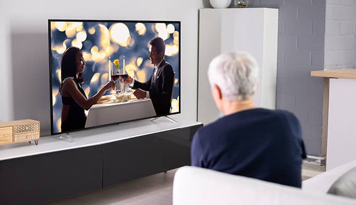 Homme regardant la télévision