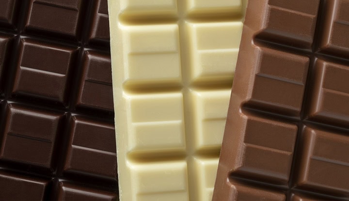 3 tablettes de chocolat noir, chocolat au lait et chocolat blanc