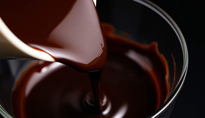 chocolat noir qui coule dans un récipient