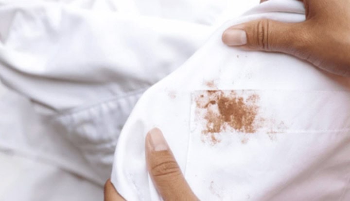 tache-de-chocolat-sur-coton-laine-soie Une tache de chocolat sur tissu en coton, laine et soie.