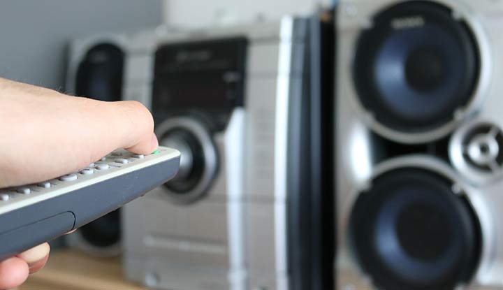 télécommande universelle configurée sur une chaîne hi-fi