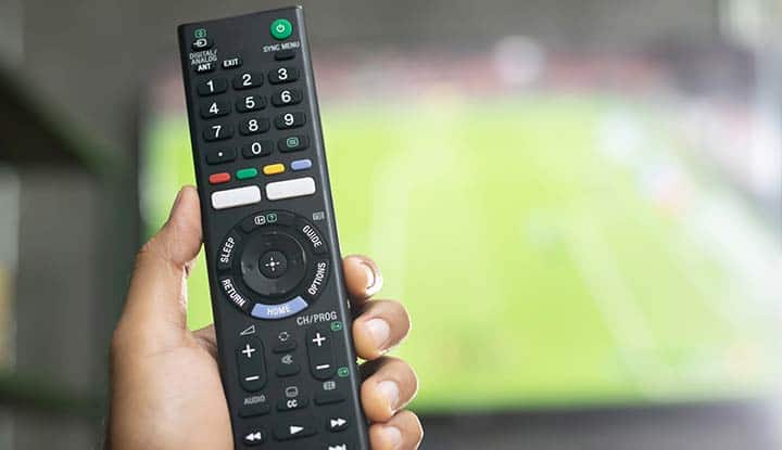 Télécommande universelle tenue dans une main