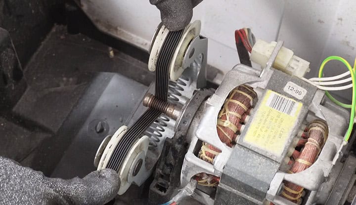 placer-courroie-poulie-tendeur Placer la courroie sur la poulie tendeur