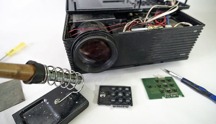 Vidéoprojecteur qui est entrain d'être réparé