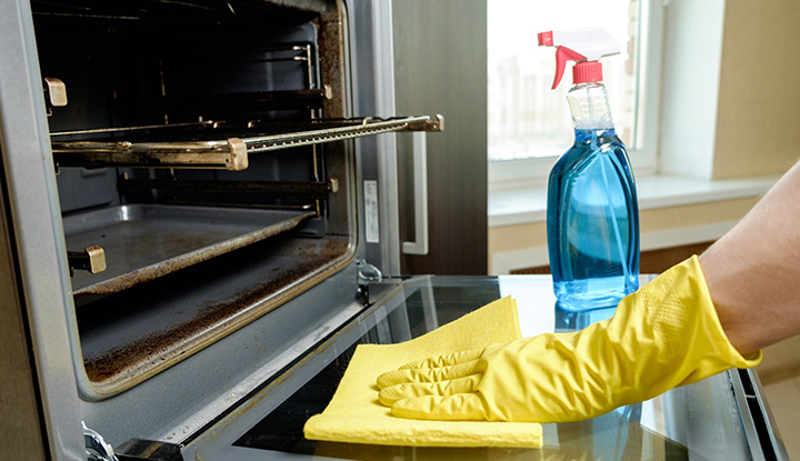 nettoyage-four Personne qui nettoie un four