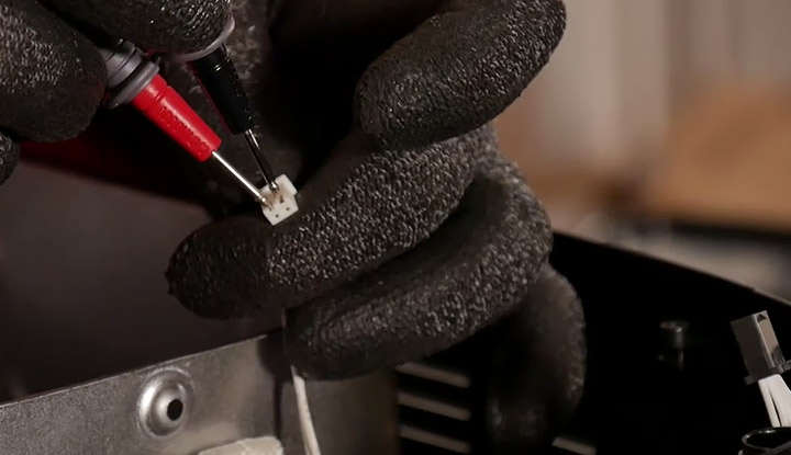 Test de la sonde au multimètre en mettant une pointe de touche sur chaque borne