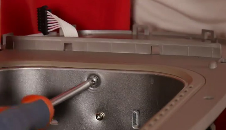 Retirer les 6 vis situées au-dessus de la résistance