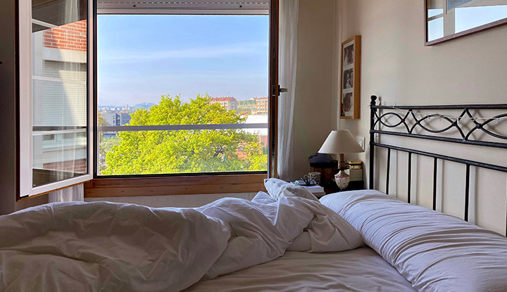 Chambre-couette-sont-entrain-d’être-aérées Chambre et couette qui sont en train d'être aérées