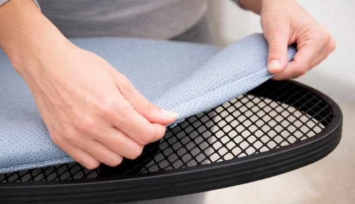 Mettre une housse sur table à repasser Mettre une housse sur table à repasser